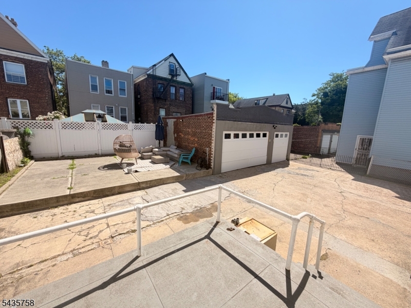 52 Warner Ave Property Photo 5