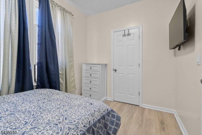 72 Seymour Ave 3 Property Photo 6
