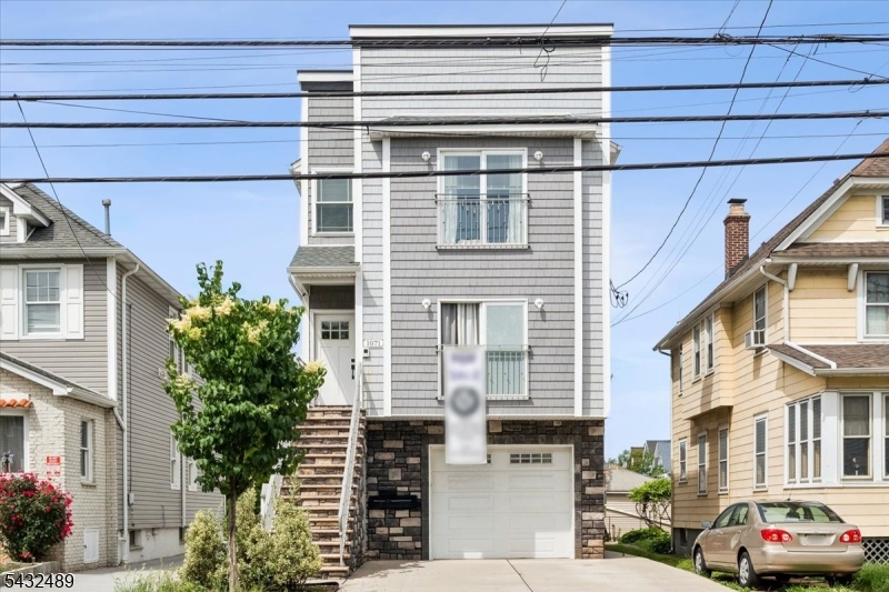 1071 North Ave