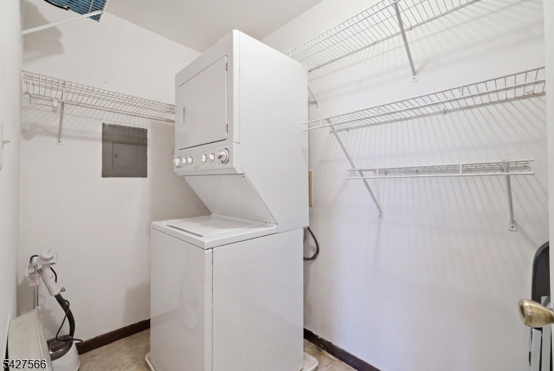195 English Pl Property Photo 16