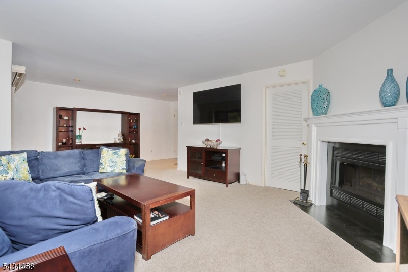 164 Winchester Ct Property Photo 6