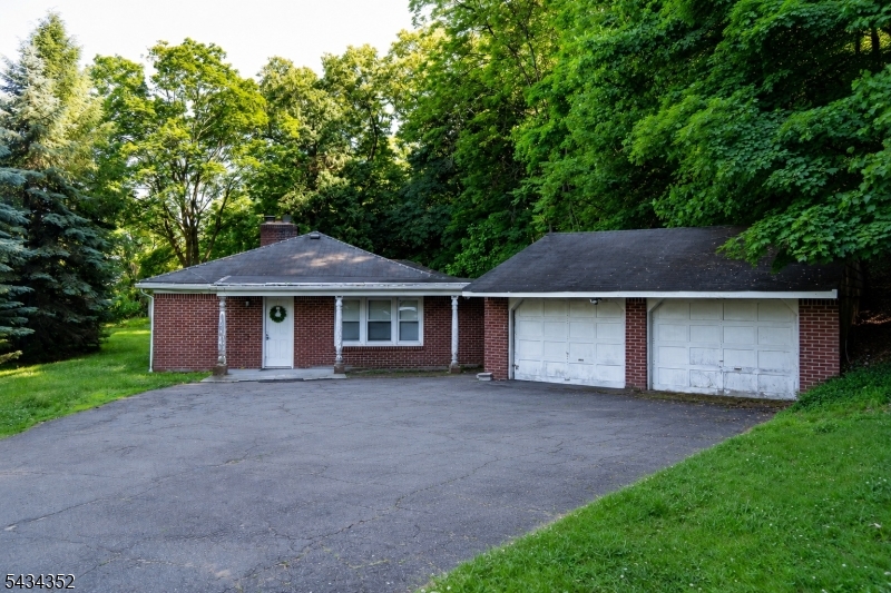 45 Peters Ln Property Photo 1