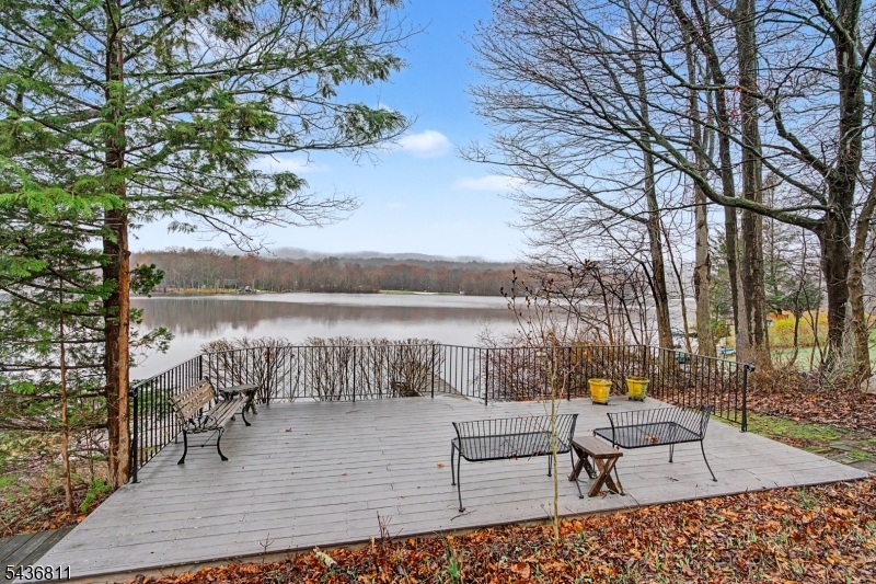 40 E Shore Dr Property Photo 6