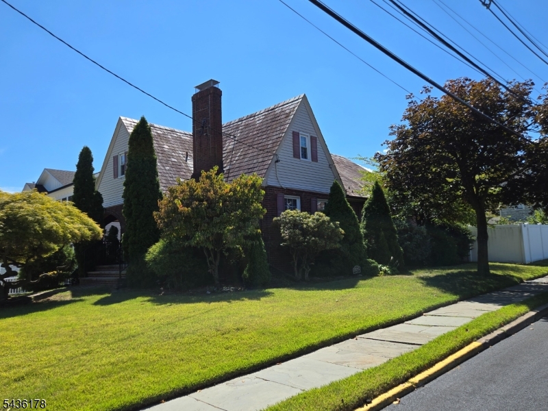 304 Henry St Property Photo 2