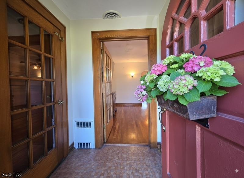 304 Henry St Property Photo 4