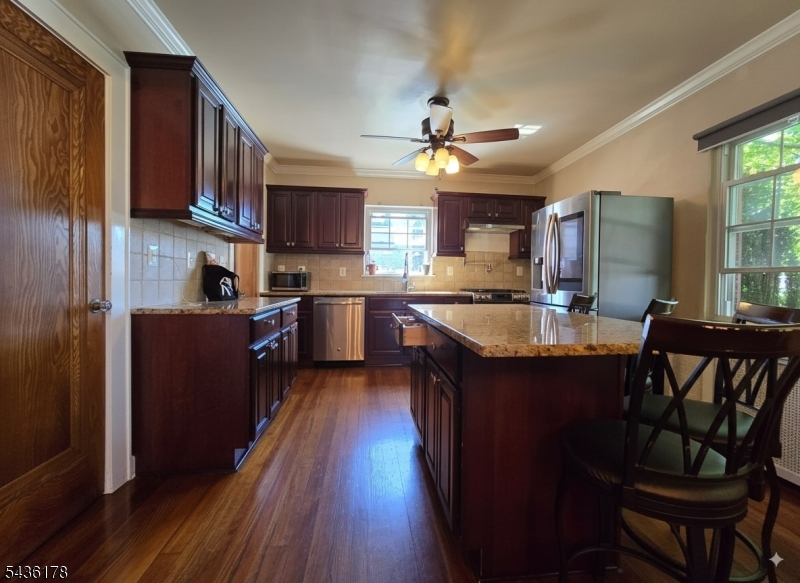 304 Henry St Property Photo 9