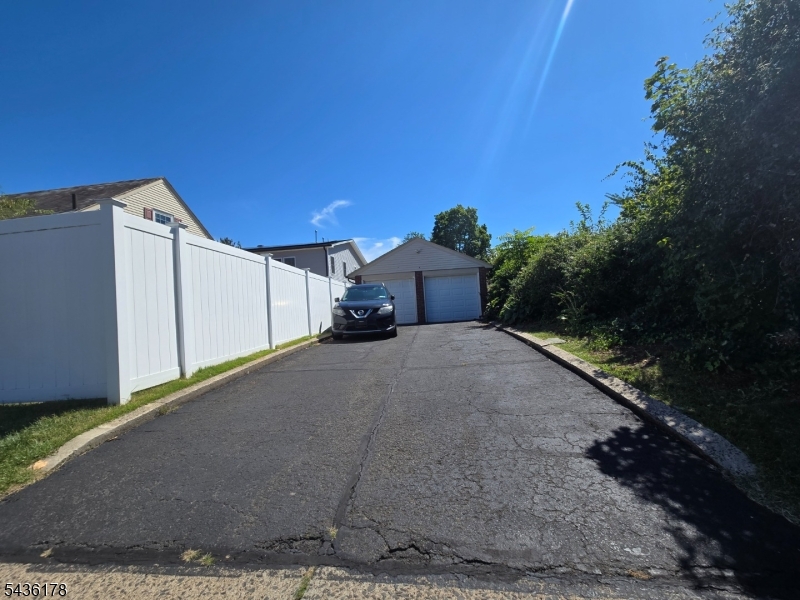304 Henry St Property Photo 29