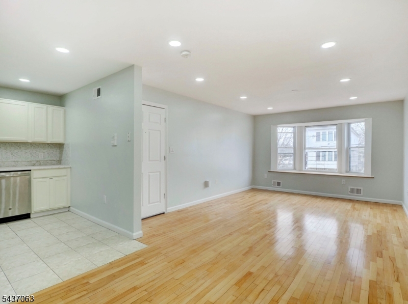 190 S 11th St 1 Property Photo 3