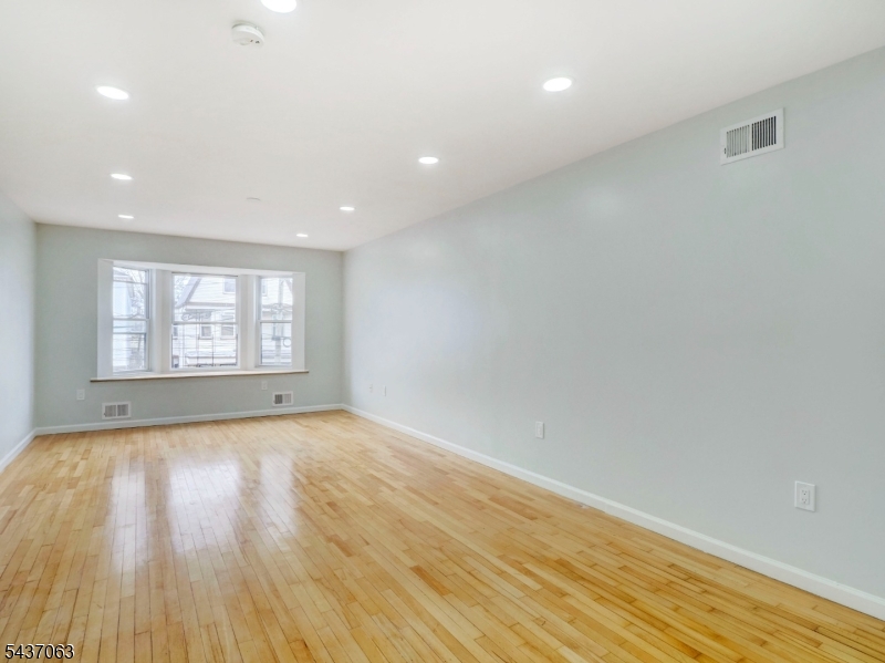 190 S 11th St 1 Property Photo 4
