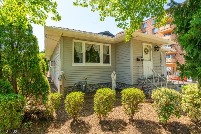 72 Clarendon Pl Property Photo 2