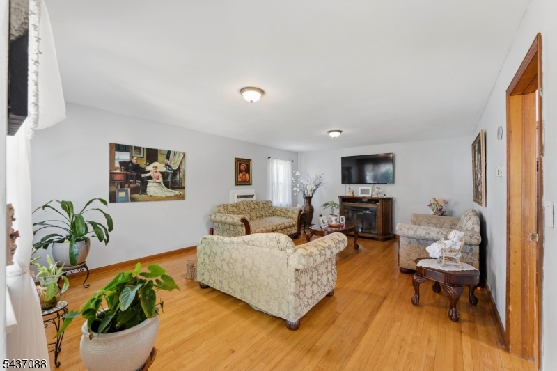 72 Clarendon Pl Property Photo 6