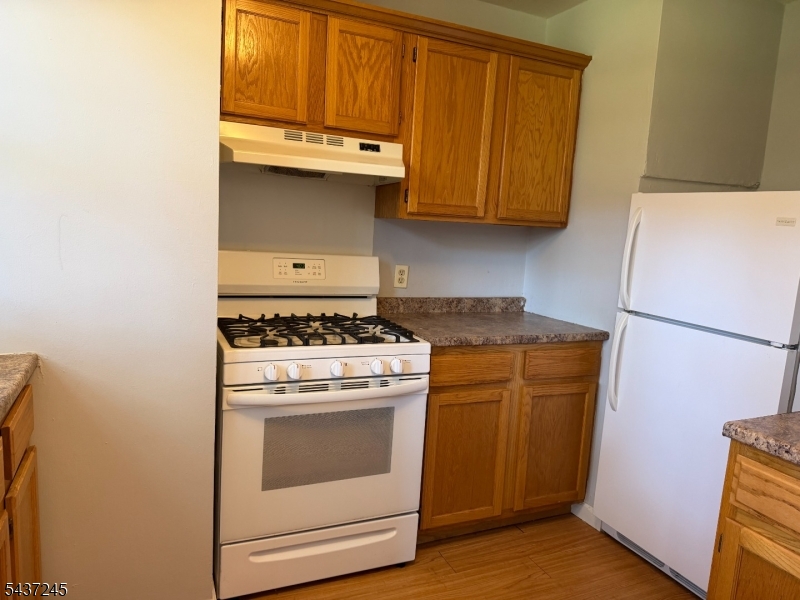 160 Gordonhurst Ave J2 Property Photo 2