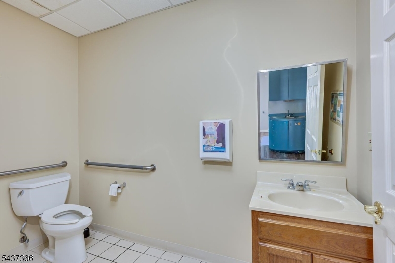 2412 Plainfield Ave Property Photo 21