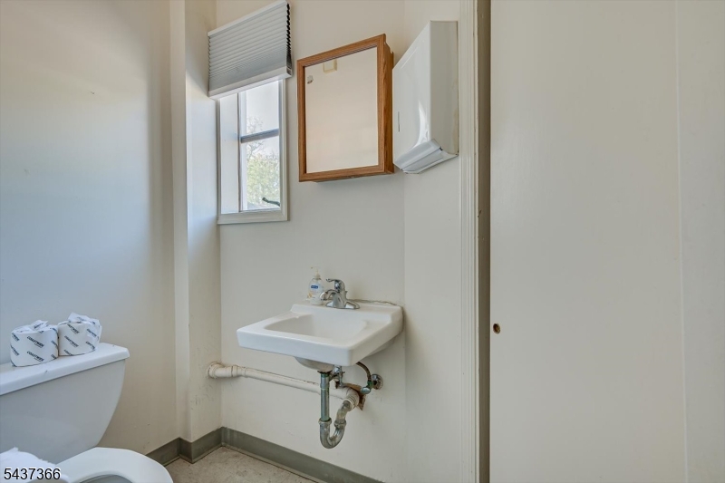 2412 Plainfield Ave Property Photo 23