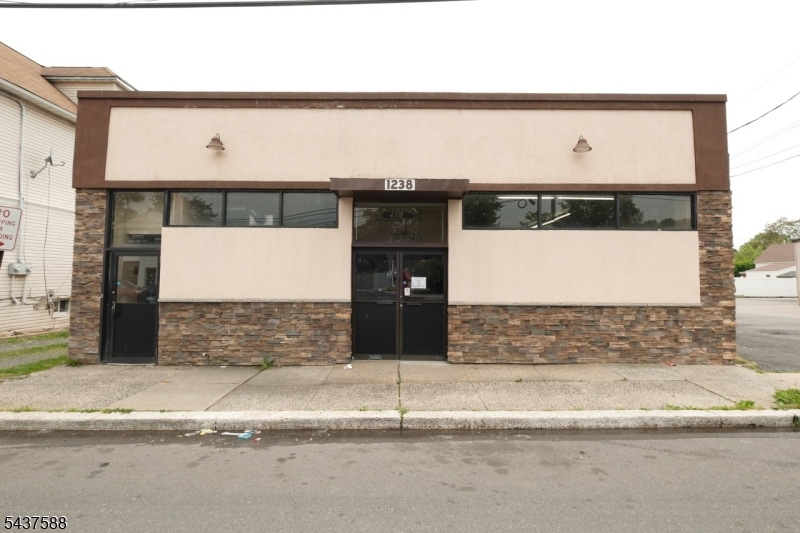 1238 E Saint Georges Ave Property Photo 1