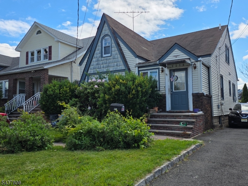 2218 Berwyn St Property Photo 1