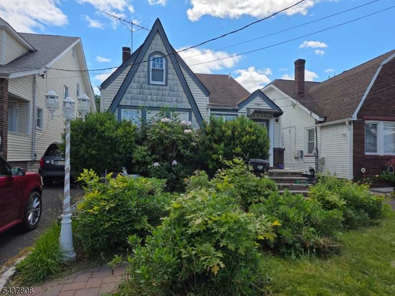 2218 Berwyn St Property Photo 2