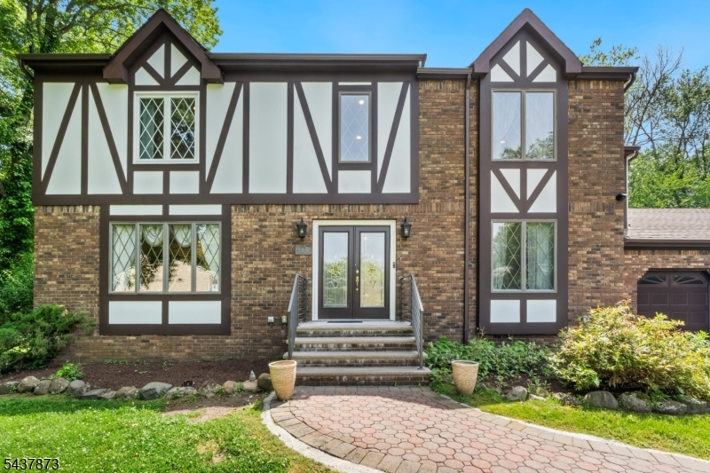 2 Woodside Ave Property Photo 1