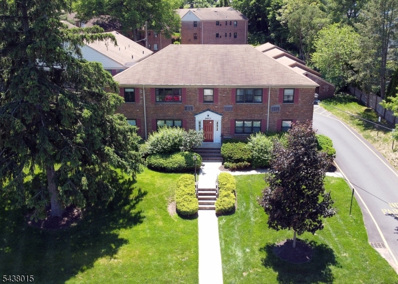 9 West Ct 2b Property Photo 2