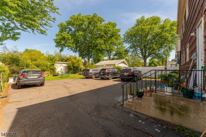 2072 Elizabeth Ave Property Photo 23