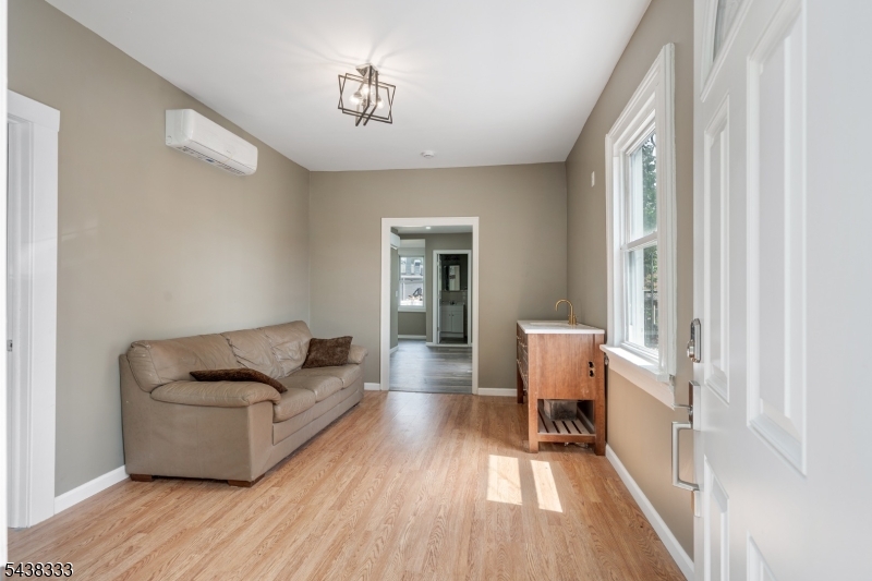 84 Heckel St Property Photo 6