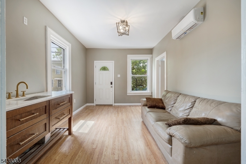 84 Heckel St Property Photo 9