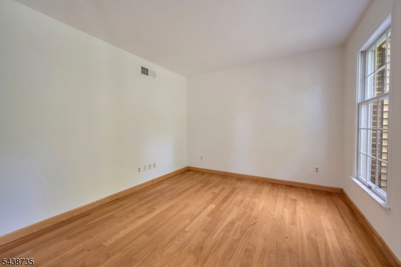 8 Glen Eagles Rd Property Photo 13