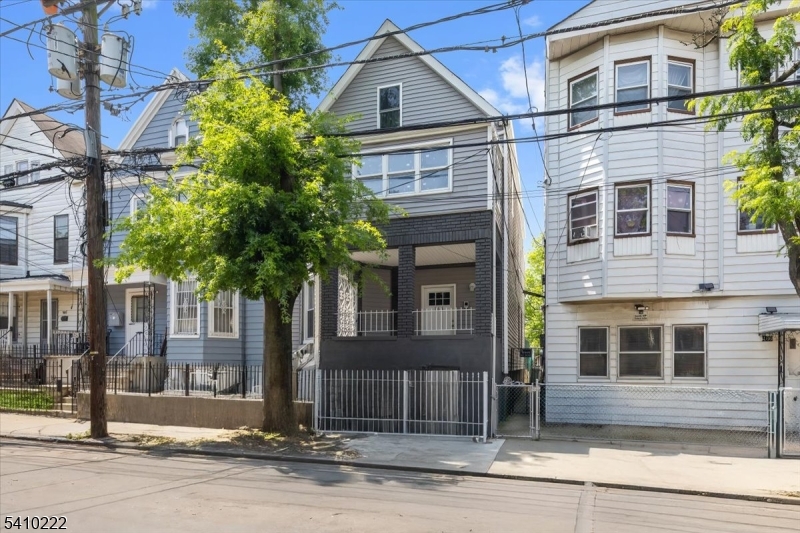 164 Parker St Property Photo 1