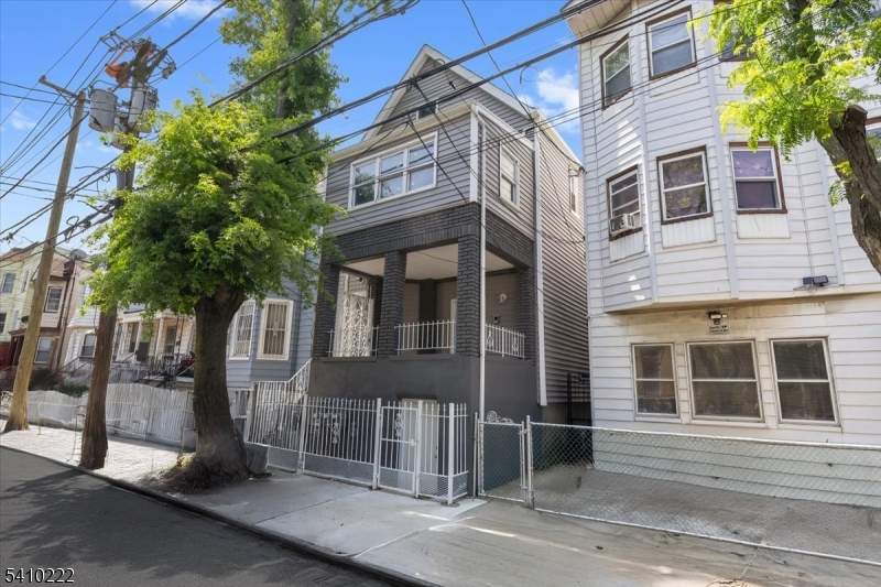 164 Parker St Property Photo 2
