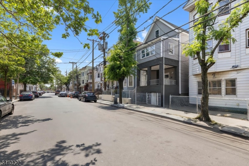164 Parker St Property Photo 3