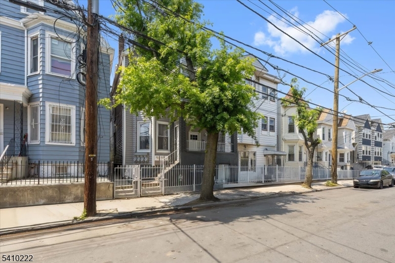 164 Parker St Property Photo 4