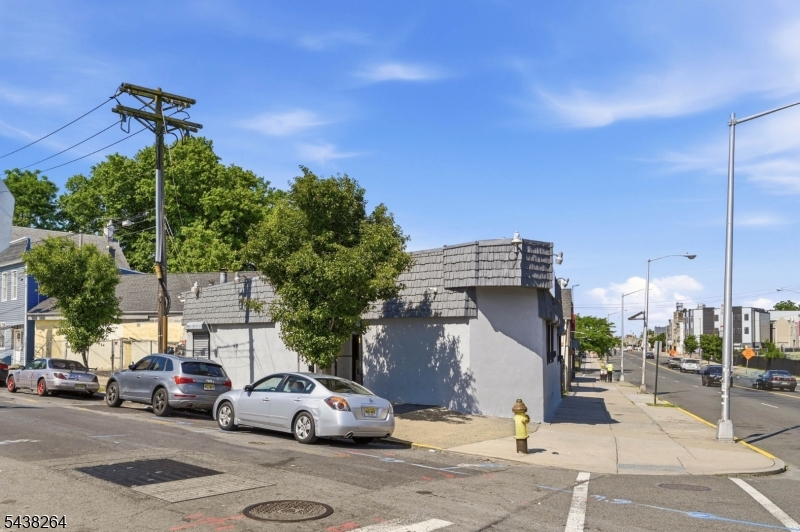 625 Springfield Ave Property Photo 3