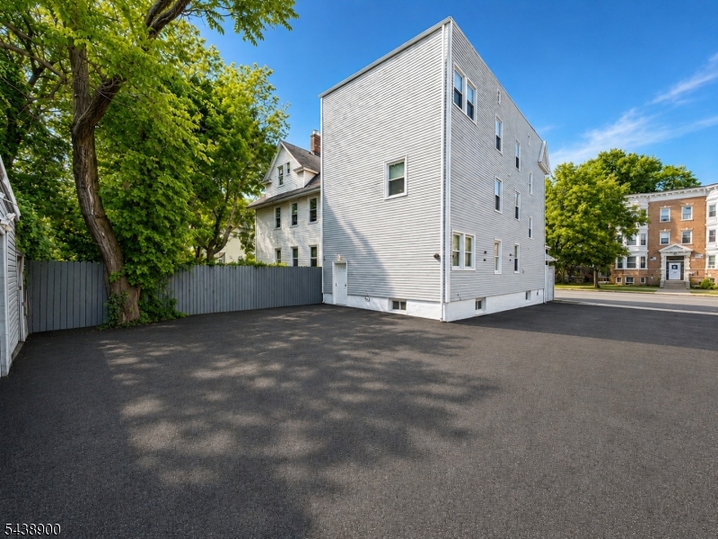 75 Eaton Pl Property Photo 10