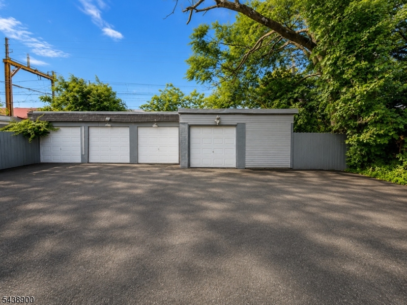 75 Eaton Pl Property Photo 12