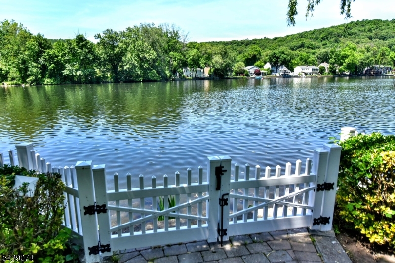 45 Lakeshore Dr Property Photo 1