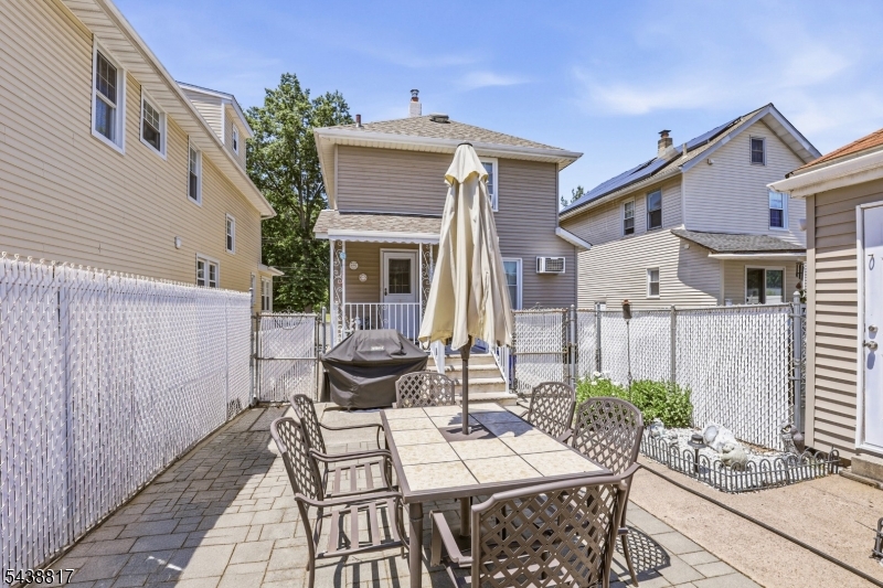 332 Riverside Ave Property Photo 6