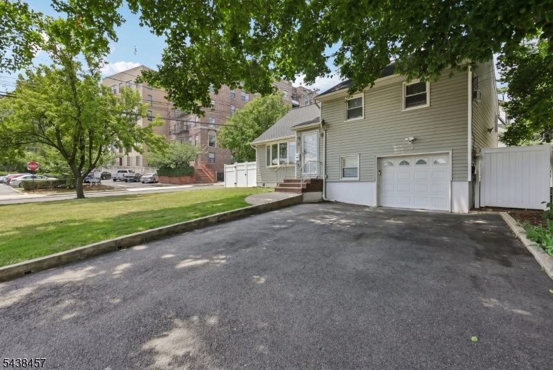 1 Franklin Pl Property Photo 3