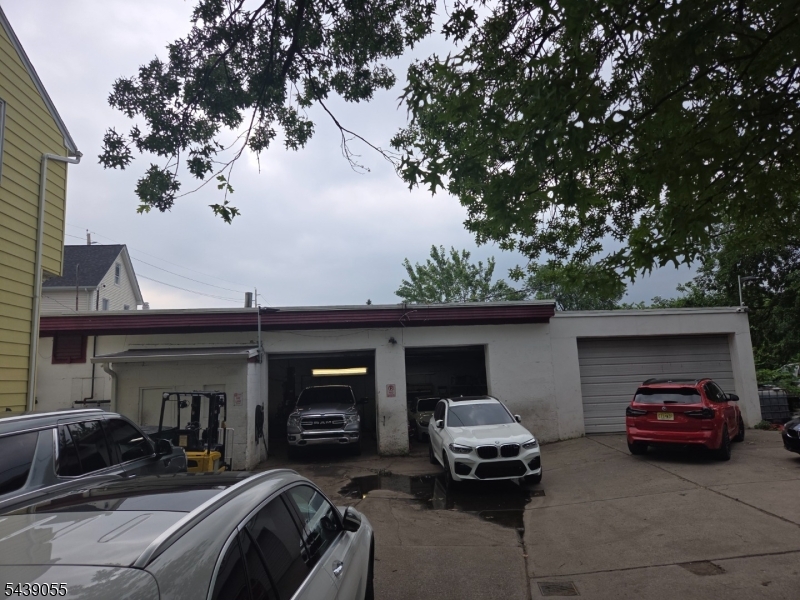 413 River Dr Property Photo 1