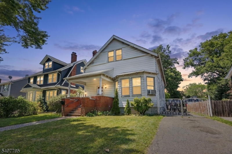 165 College Pl Property Photo 1