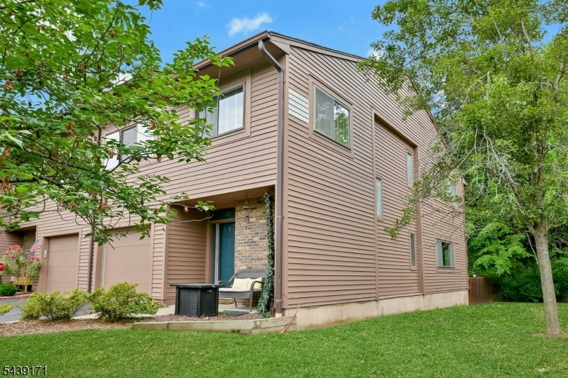 211 Yorktowne Ct Property Photo 1