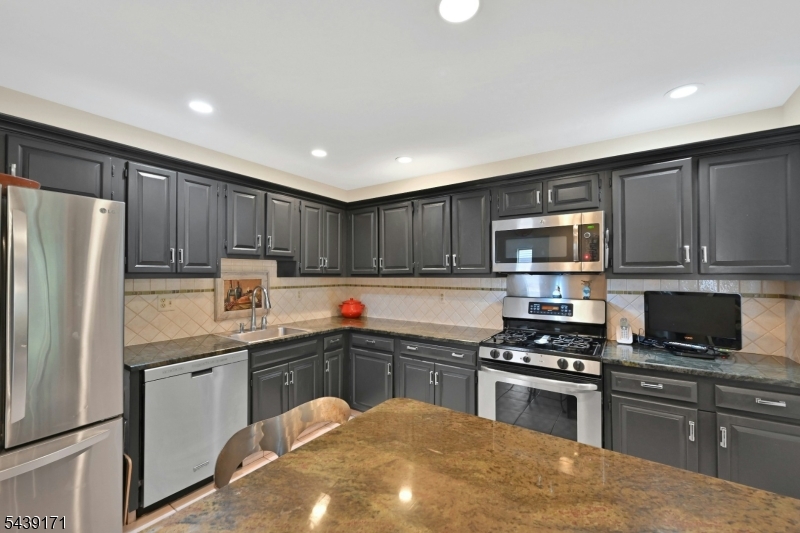 211 Yorktowne Ct Property Photo 3