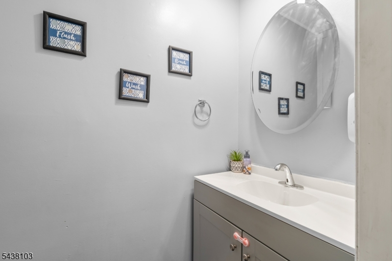 10 Bently Ln Property Photo 2