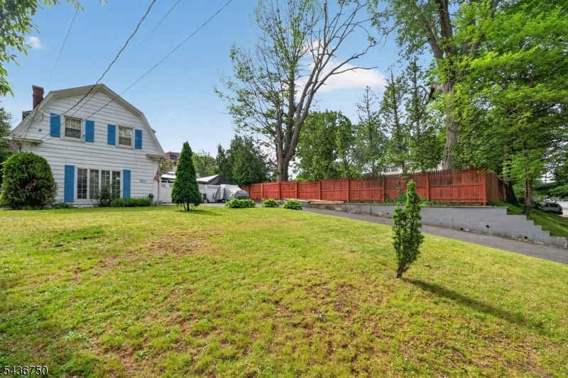 509 Ridge St Property Photo 6
