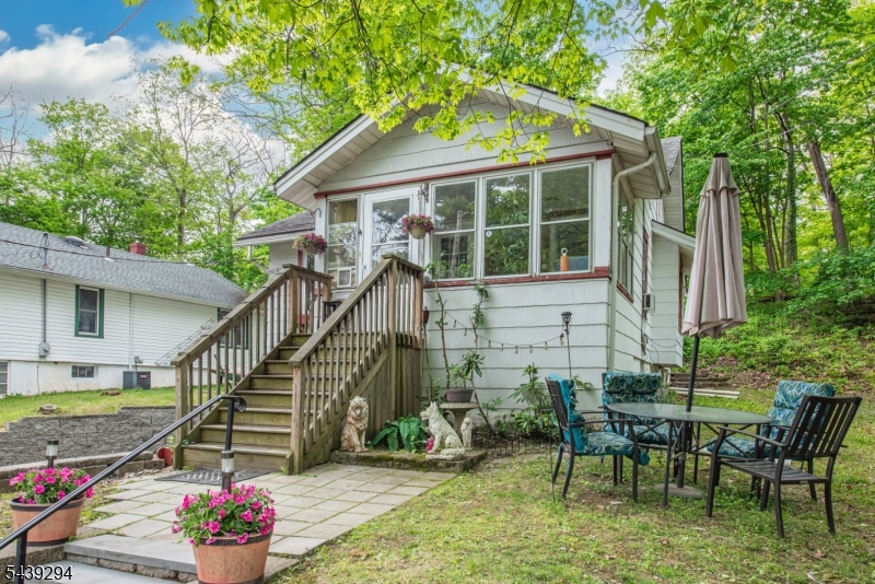 133 Woodside Ave Property Photo 2