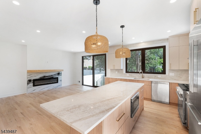 130 Warren St Property Photo 4
