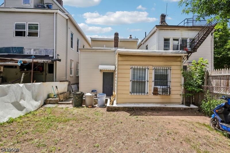 523 Franklin St Property Photo 4