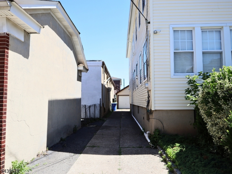 313 Ashton Ave Property Photo 4