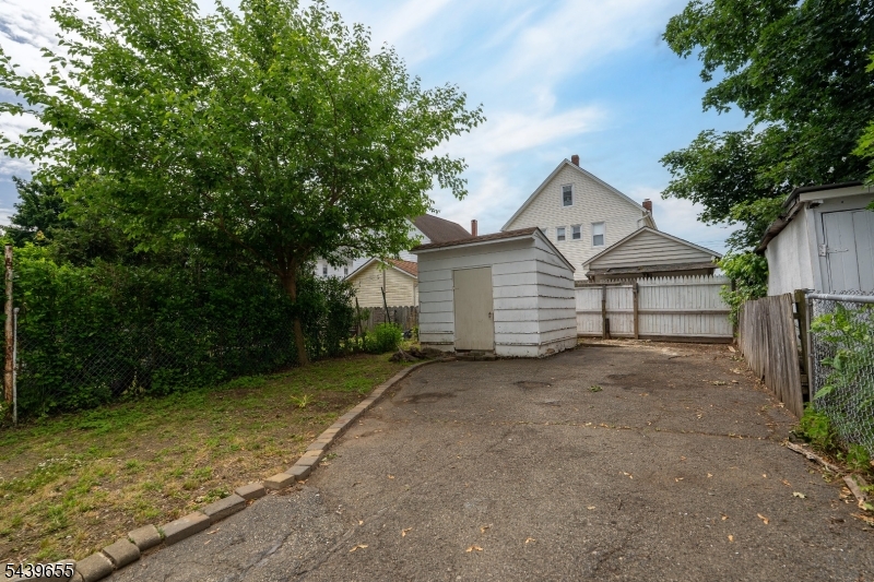 110 Berry St Property Photo 20