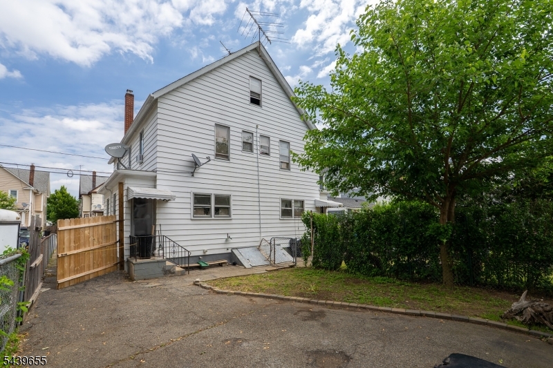 110 Berry St Property Photo 21