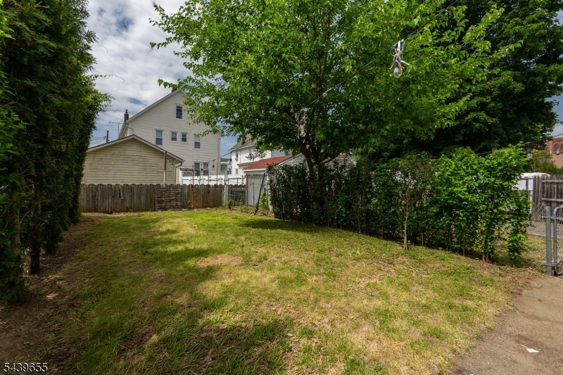 110 Berry St Property Photo 36